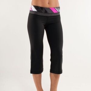 Lululemon Groove Crop Reversible 
Black / Quilting Winter 7 / Quilting Winter 7